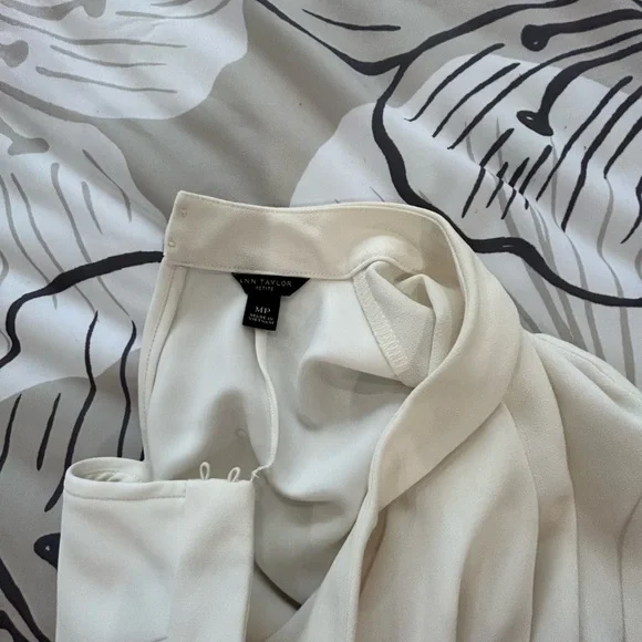 💥PRICE⬇️
ANN TAYLOR • High Collar Cream Blouse • Size MP • - Picture 7 of 7